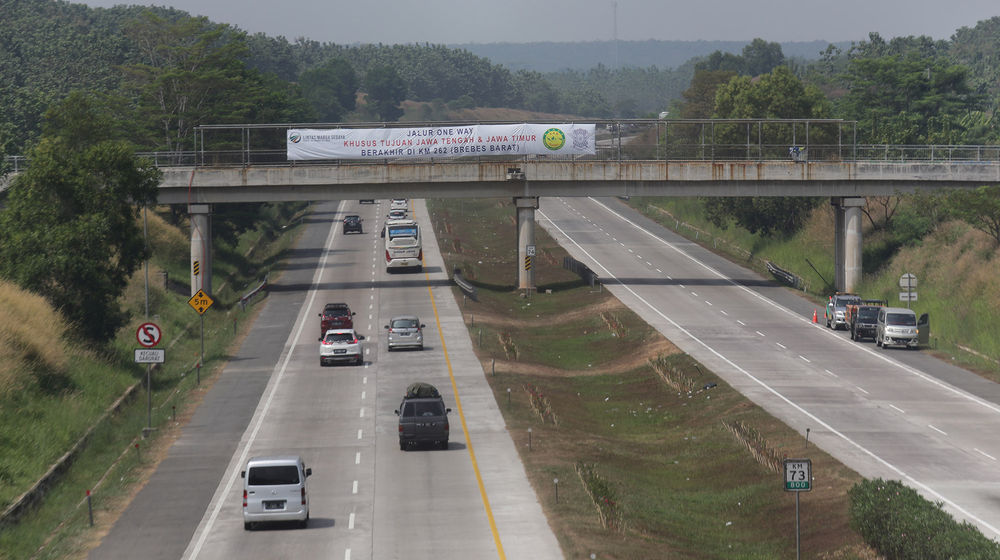 <p>Kendaraan melintas di ruas tol Cikampek. Foto: Ismail Pohan/TrenAsia</p>