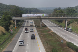 <p>Kendaraan melintas di ruas tol Cikampek. Foto: Ismail Pohan/TrenAsia</p>
