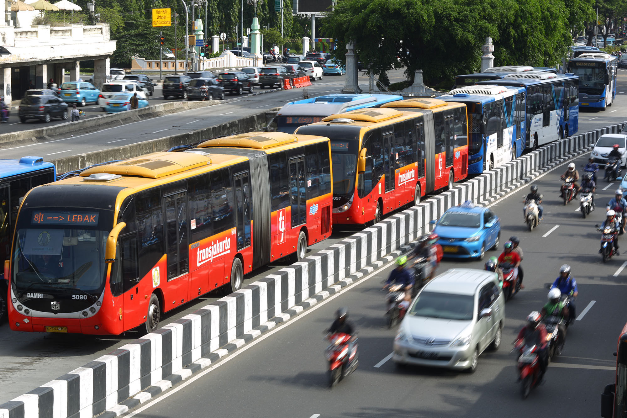 <p>Armada Bus Transjakarta berada di koridor Halte Harmoni, Jakarta. Foto: Ismail Pohan/TrenAsia</p>
