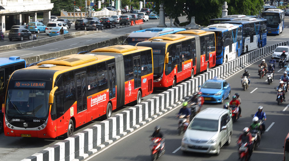 <p>Armada Bus Transjakarta berada di koridor Halte Harmoni, Jakarta. Foto: Ismail Pohan/TrenAsia</p>
