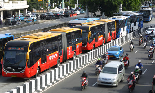 <p>Armada Bus Transjakarta berada di koridor Halte Harmoni, Jakarta. Foto: Ismail Pohan/TrenAsia</p>
