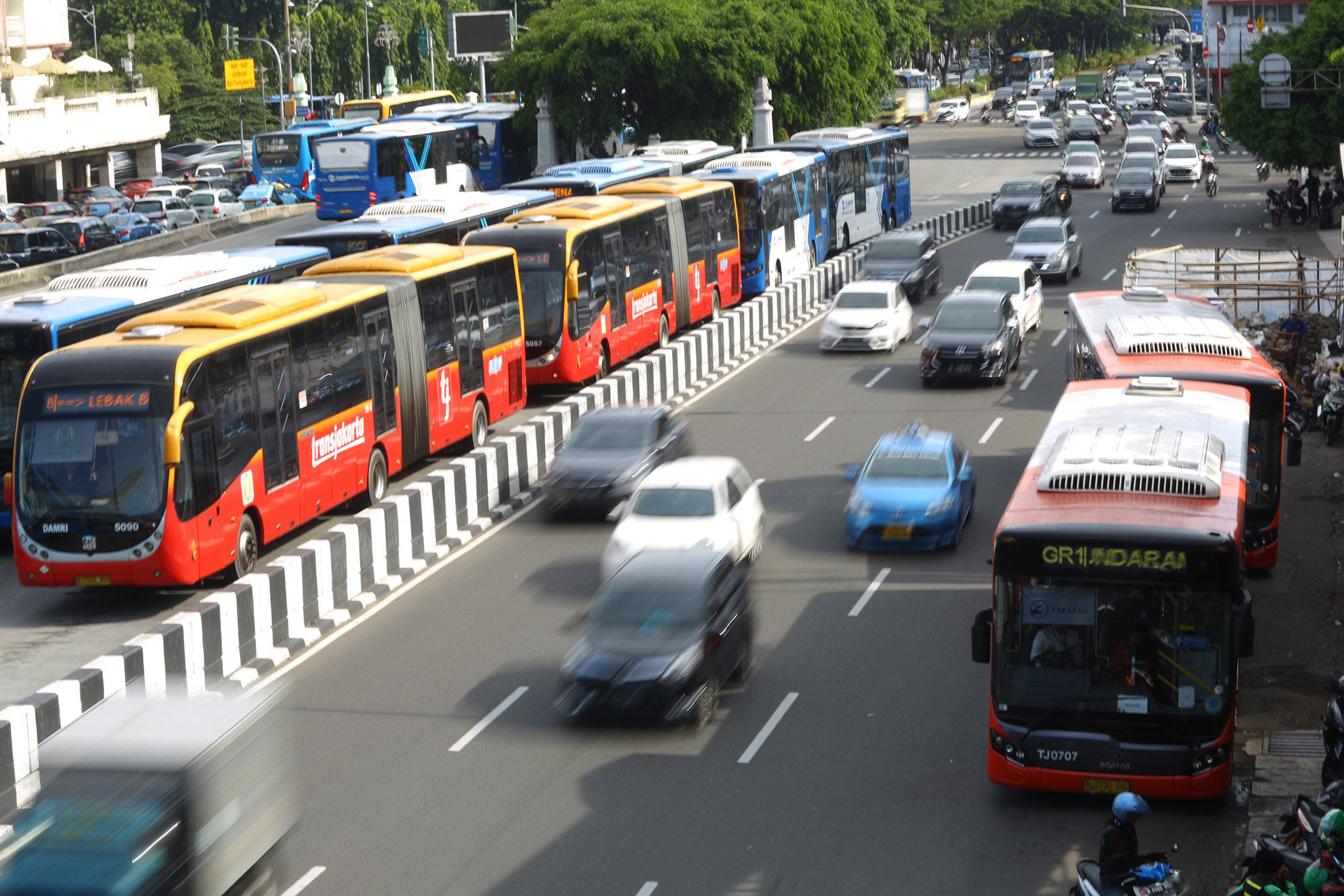 <p>Armada Bus Transjakarta berada di koridor Halte Harmoni, Jakarta. Foto: Ismail Pohan/TrenAsia</p>
