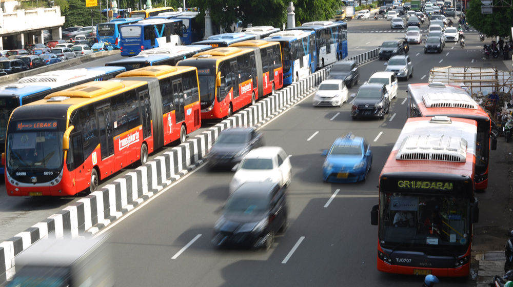 Armada Bus Transjakarta berada di koridor Halte Harmoni, Jakarta. 