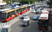 Armada Bus Transjakarta berada di koridor Halte Harmoni, Jakarta. 