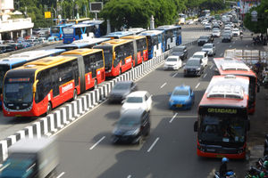 Armada Bus Transjakarta berada di koridor Halte Harmoni, Jakarta. 