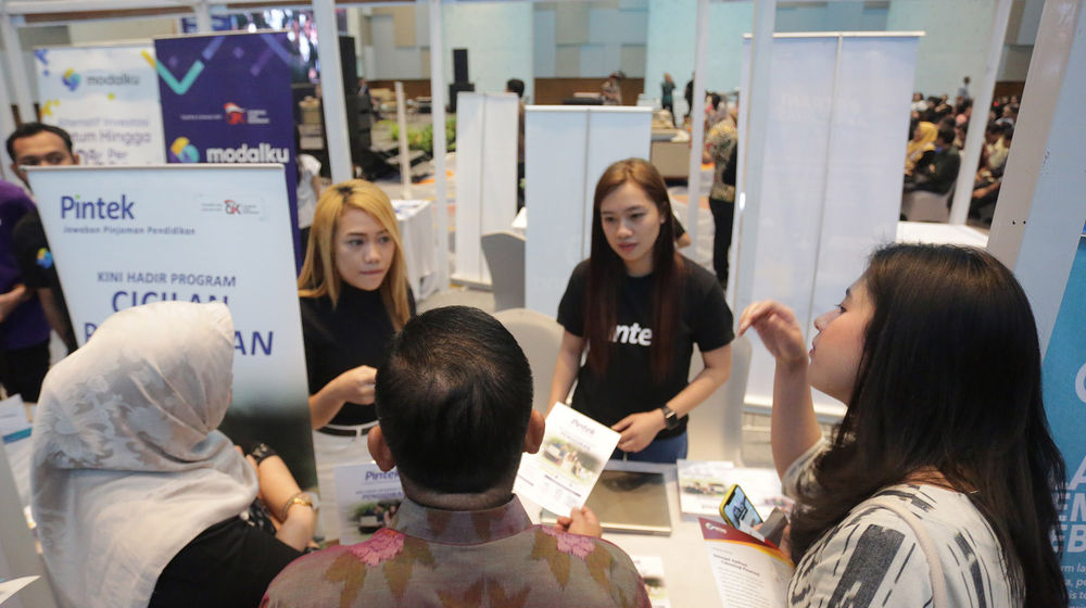 <p>Suasana stand peserta pameran Fintech di Manado, Sulawesi Utara. foto: Ismail Pohan/TrenAsia</p>
