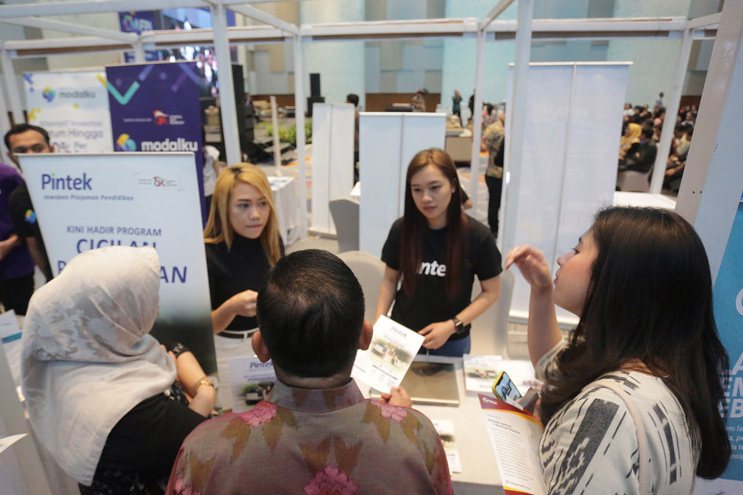 <p>Suasana stand peserta pameran Fintech di Manado, Sulawesi Utara. foto: Ismail Pohan/TrenAsia</p>
