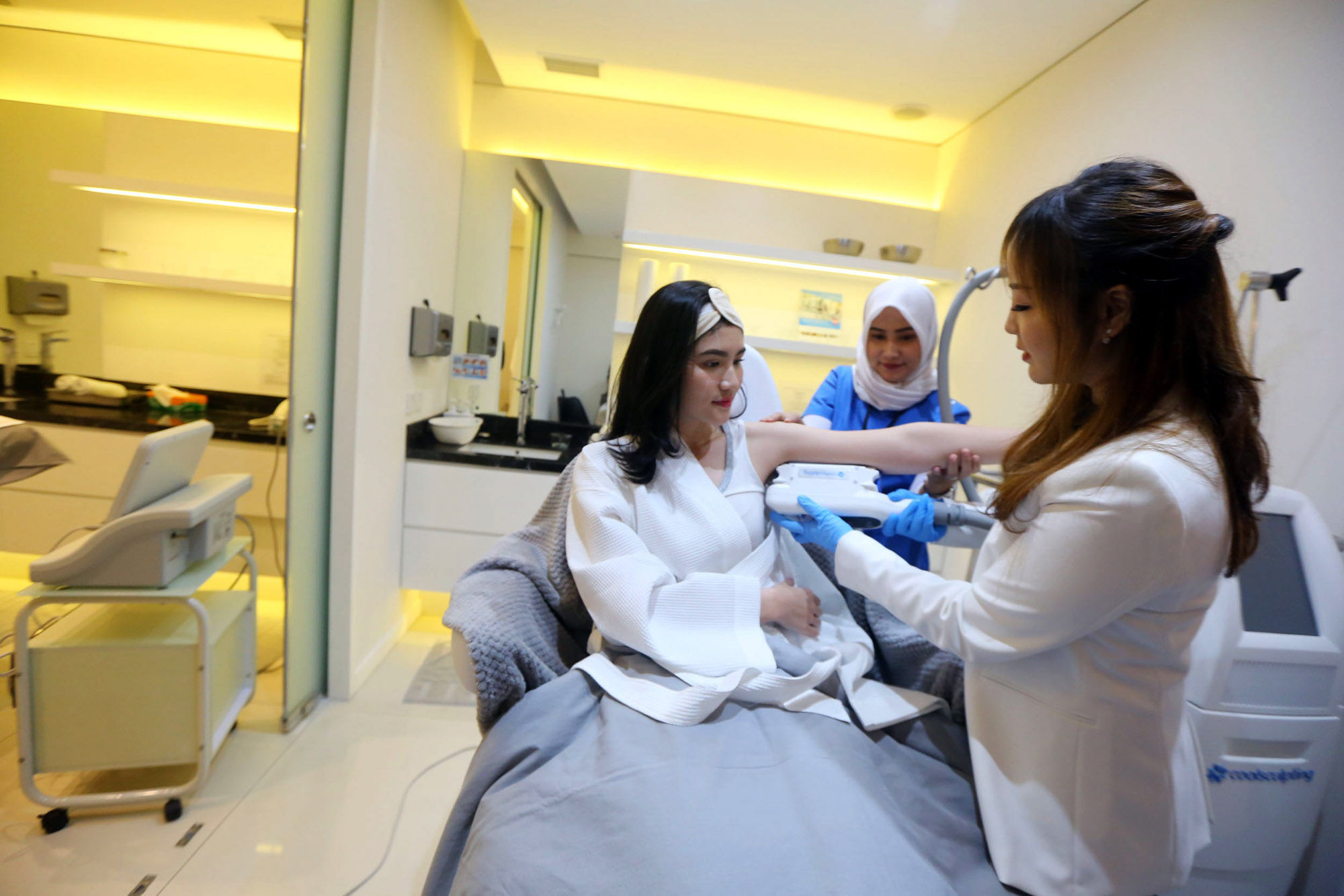 <p>Pasien melakukan perawatan wajah di salah satu klinik kecantikan, di Jakarta. Foto: Ismail Pohan/TrenAsia</p>
