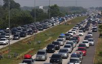 Kendaraan pemudik terjebak kemacetan sebelum memasuki pintu Tol Palimanan, Cirebon, Jawa Barat. Foto: Ismail Pohan/TrenAsia
