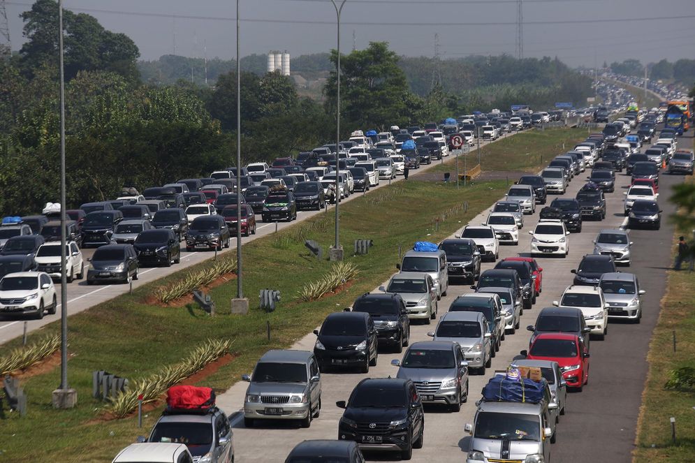 Kendaraan pemudik terjebak kemacetan sebelum memasuki pintu Tol Palimanan, Cirebon, Jawa Barat. Foto: Ismail Pohan/TrenAsia