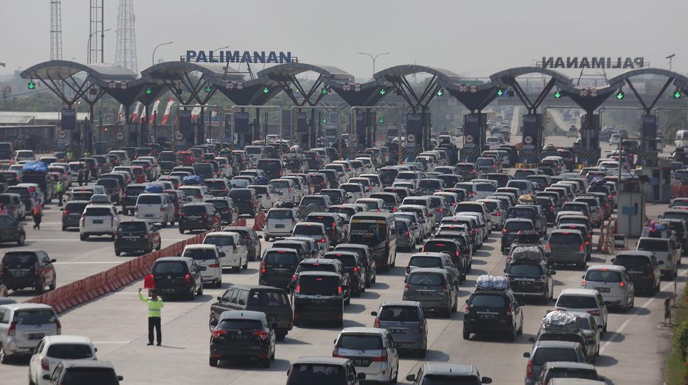 Kendaraan mengantre saat memasuki pintu Tol Palimanan, Cirebon, Jawa Barat. Foto: Ismail Pohan/TrenAsia
