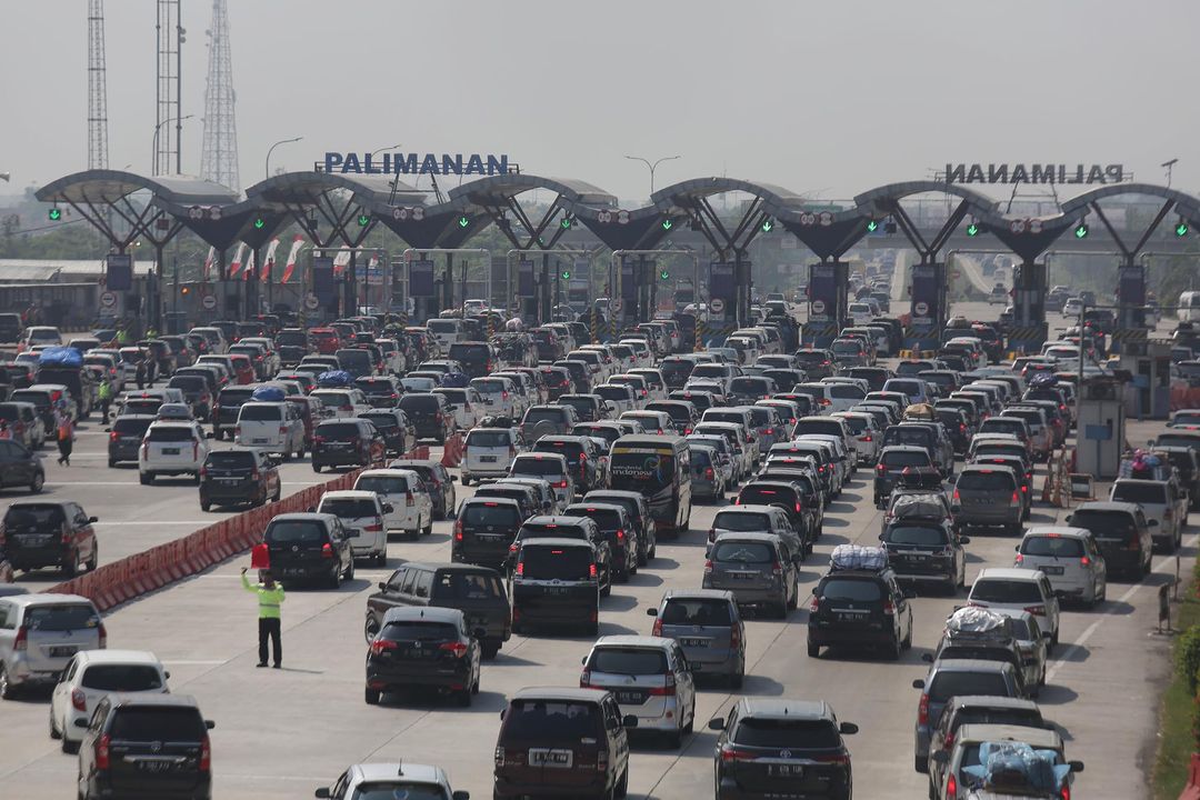 Kendaraan mengantre saat memasuki pintu Tol Palimanan, Cirebon, Jawa Barat. Foto: Ismail Pohan/TrenAsia
