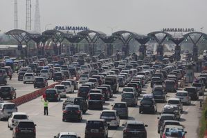 Kendaraan mengantre saat memasuki pintu Tol Palimanan, Cirebon, Jawa Barat. Foto: Ismail Pohan/TrenAsia
