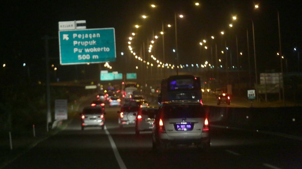 Kendaraan pemudik melintas di ruas Tol Trans Jawa. Foto: Ismail Pohan/TrenAsia