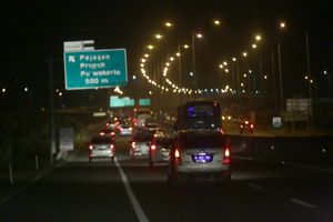 Kendaraan pemudik melintas di ruas Tol Trans Jawa. Foto: Ismail Pohan/TrenAsia