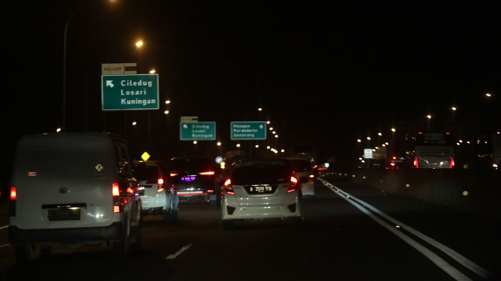 Kendaraan pemudik melintas di ruas Tol Trans Jawa.