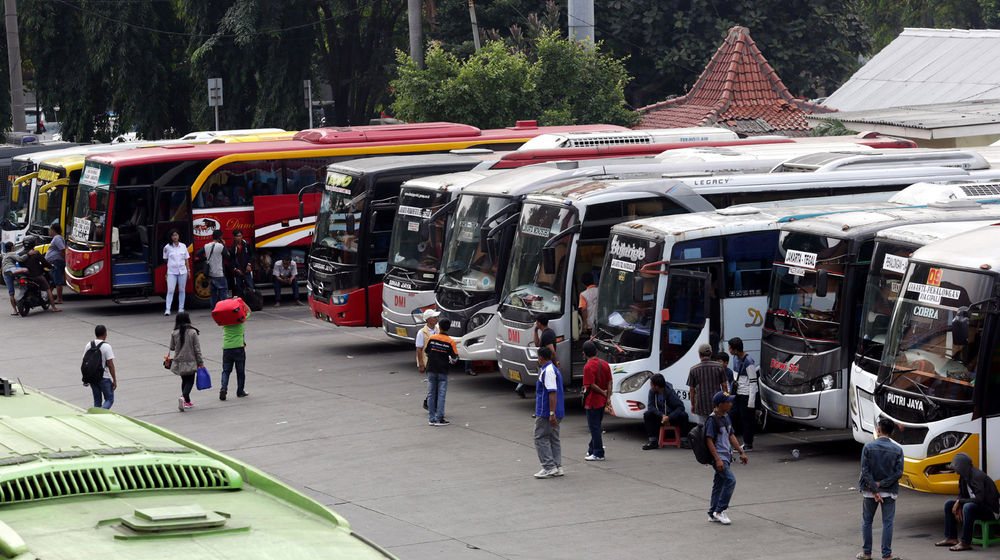 <p>Sejumlah bus antar kota antar provinsi yang akan digunakan pemudik menunggu pemberangkatan terminal Kampung Rambutan, Jakarta Timur. Foto: Ismail Pohan/TrenAsia</p>
