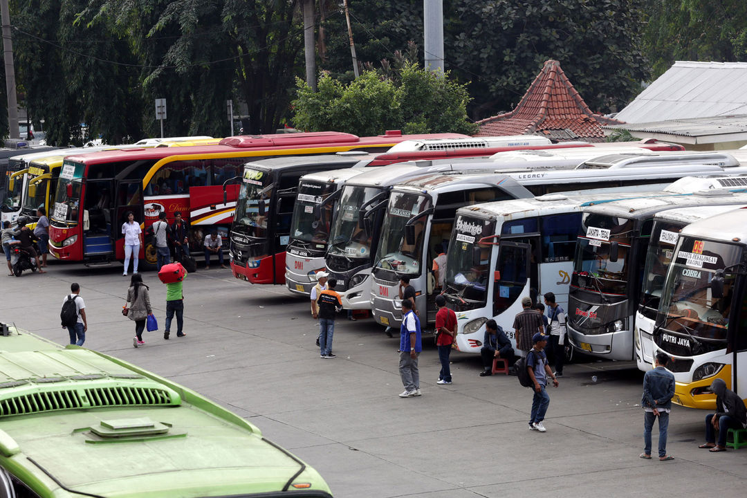 <p>Sejumlah bus antar kota antar provinsi yang akan digunakan pemudik menunggu pemberangkatan terminal Kampung Rambutan, Jakarta Timur. Foto: Ismail Pohan/TrenAsia</p>
