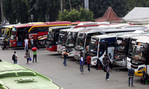 <p>Sejumlah bus antar kota antar provinsi yang akan digunakan pemudik menunggu pemberangkatan terminal Kampung Rambutan, Jakarta Timur. Foto: Ismail Pohan/TrenAsia</p>
