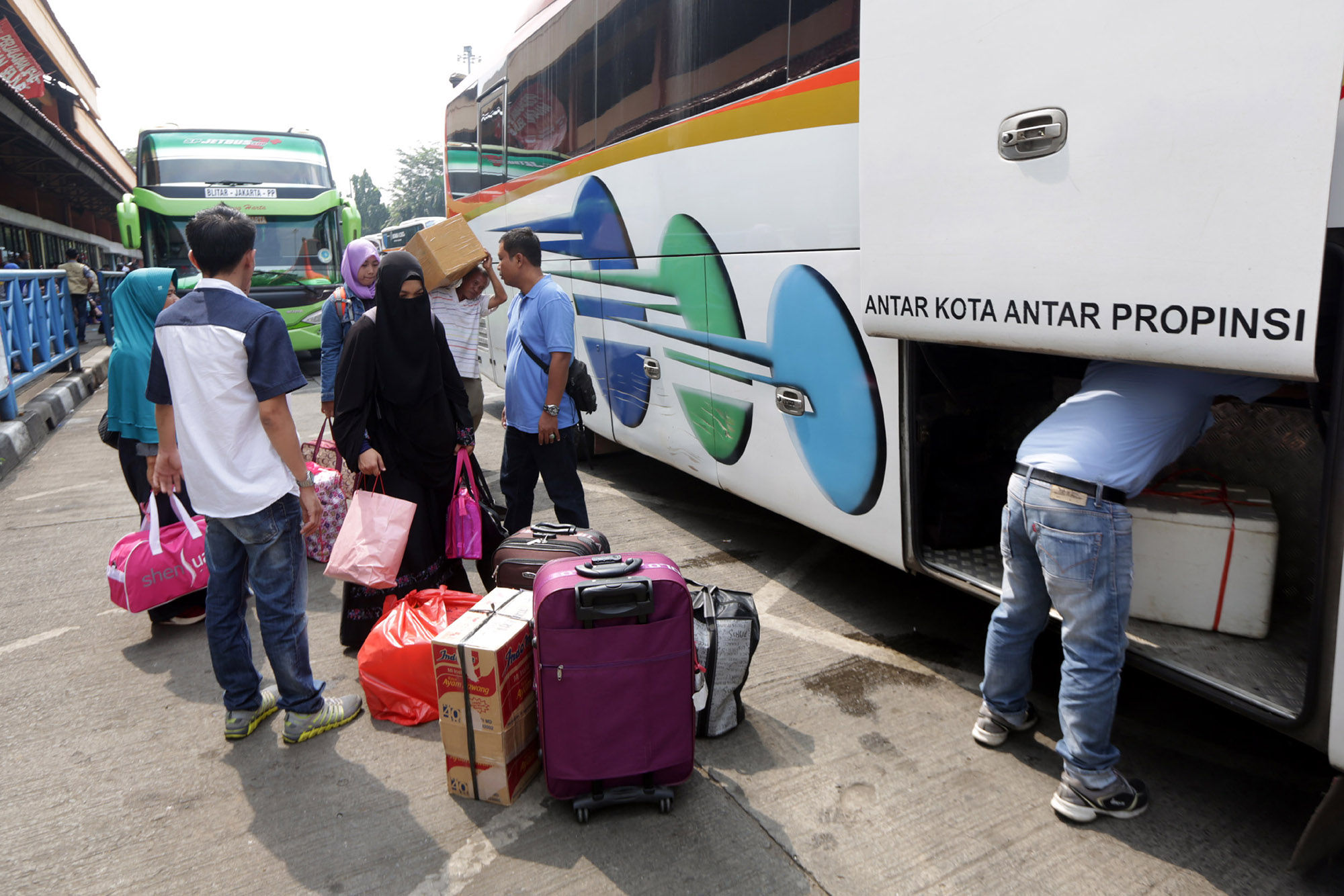 <p>Pemudik bersiap menaiki bus antar kota antar provinsi yang siap dibersngkatkan dari terminal Kampung Rambutan, Jakarta Timur. Foto: Ismail Pohan/TrenAsia</p>
