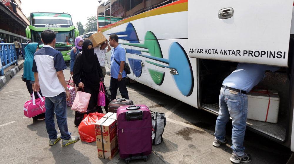 <p>Pemudik bersiap menaiki bus antar kota antar provinsi yang siap dibersngkatkan dari terminal Kampung Rambutan, Jakarta Timur. Foto: Ismail Pohan/TrenAsia</p>
