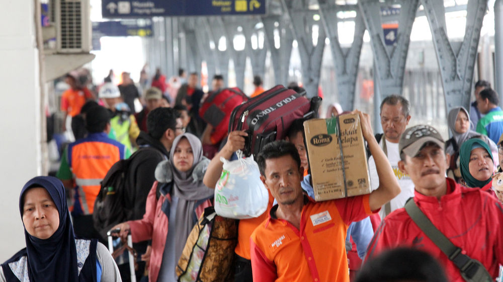 <p>Pemudik tiba di Stasiun Pasar Senen Jakarta Pusat. Foto: Ismail Pohan/TrenAsia</p>