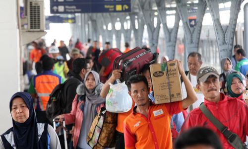 <p>Pemudik tiba di Stasiun Pasar Senen Jakarta Pusat. Foto: Ismail Pohan/TrenAsia</p>
