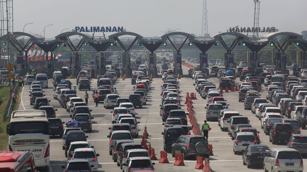 <p>Kendaraan mengantrecsaat memasuki pintu Tol Palimanan, Cirebon, Jawa Barat. Foto: Ismail Pohan/TrenAsia</p>
