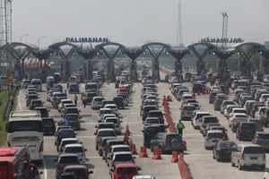 <p>Kendaraan mengantrecsaat memasuki pintu Tol Palimanan, Cirebon, Jawa Barat. Foto: Ismail Pohan/TrenAsia</p>
