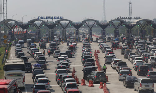 <p>Kendaraan mengantrecsaat memasuki pintu Tol Palimanan, Cirebon, Jawa Barat. Foto: Ismail Pohan/TrenAsia</p>

