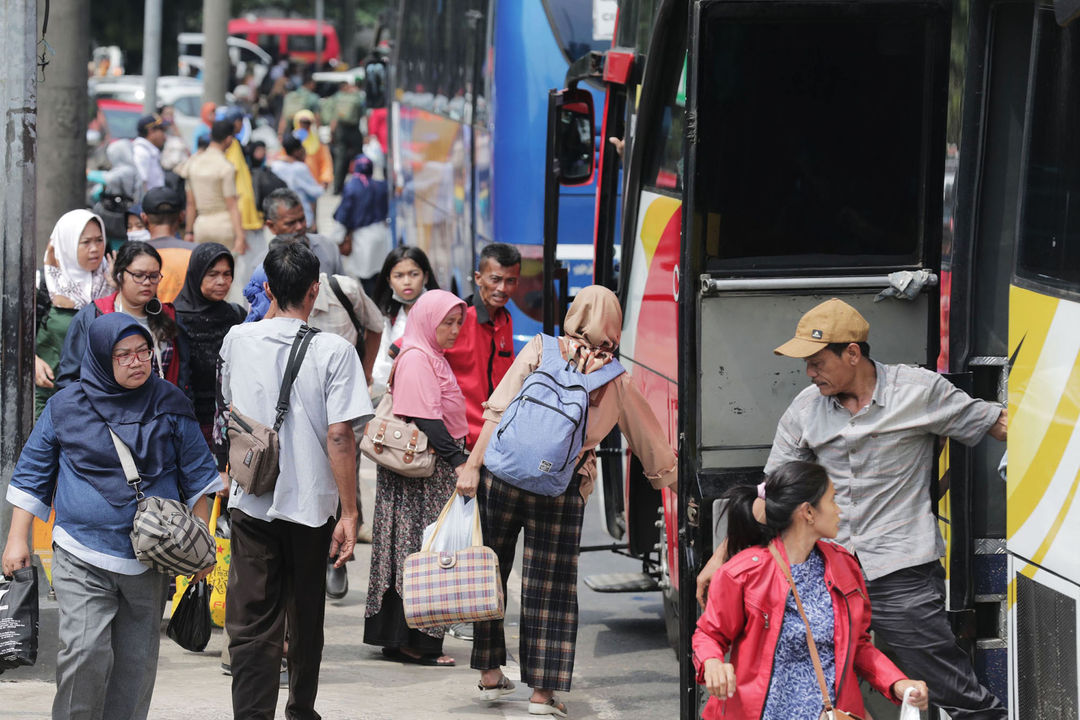 <p>Pemudik tiba kembali di Terminal Kampung Rambutan, Jakarta Timur. Foto; Ismail Pohan/TrenAsia</p>
