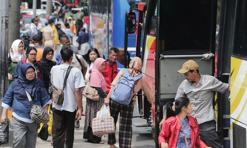 <p>Pemudik tiba kembali di Terminal Kampung Rambutan, Jakarta Timur. Foto; Ismail Pohan/TrenAsia</p>
