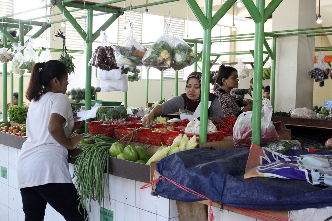 <p>Pedagang menunggu pembeli di Pasar Pesanggrahan, Jakarta. Foto: Ismail Pohan/TrenAsia</p>
