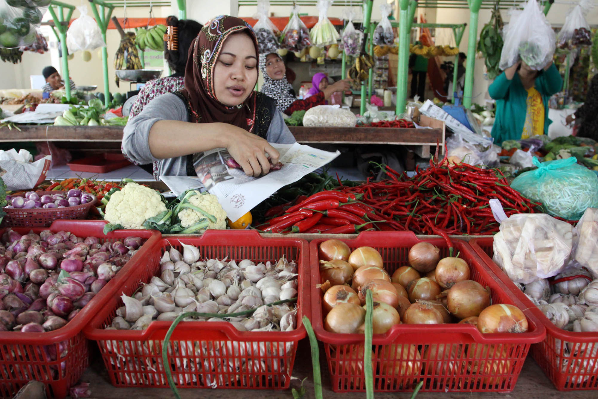 <p>Pedagang menunggu pembeli di Pasar Pesanggrahan, Jakarta,  Foto: Ismail Pohan/TrenAsia</p>
