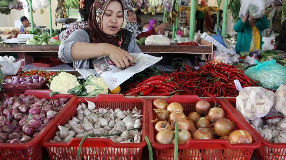 <p>Pedagang menunggu pembeli di Pasar Pesanggrahan, Jakarta,  Foto: Ismail Pohan/TrenAsia</p>
