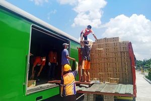 <p>Kereta Api Indonesia melayani angkutan barang. / Facebook @keretaapikita</p>
