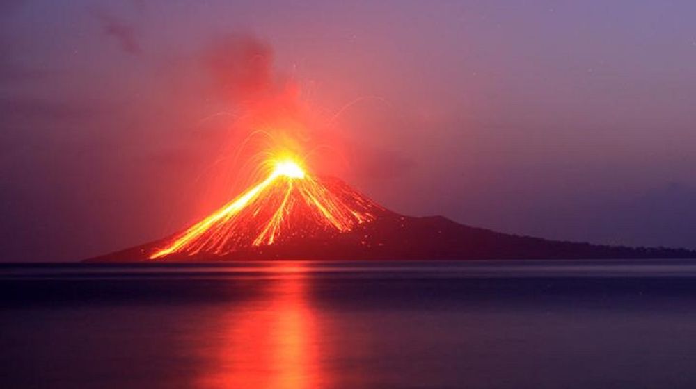 <p>Lava pijar dari Gunung Anak Krakatau di perairan Selat Sunda, Kalianda, Lampung Selatan, Kamis, 19 Juli 2018. Untuk gempa vulkanik dangkal tercatat 38 kali dengan amplitudo 3-30 mm dan durasi 5-15 detik. Lalu gempa vulkanik dua kali dengan amplitudo 29-30 mm, S-P 1-1,5 detik, dan durasi 10-20 detik. ANTARA FOTO/Elshinta</p>

