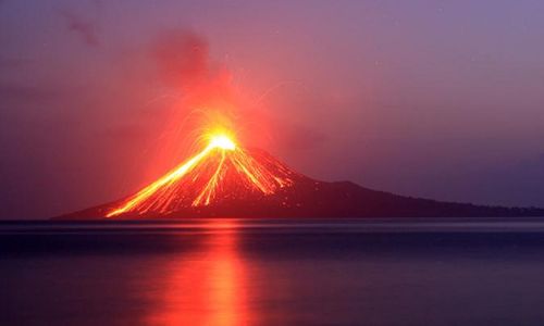 <p>Lava pijar dari Gunung Anak Krakatau di perairan Selat Sunda, Kalianda, Lampung Selatan, Kamis, 19 Juli 2018. Untuk gempa vulkanik dangkal tercatat 38 kali dengan amplitudo 3-30 mm dan durasi 5-15 detik. Lalu gempa vulkanik dua kali dengan amplitudo 29-30 mm, S-P 1-1,5 detik, dan durasi 10-20 detik. ANTARA FOTO/Elshinta</p>

