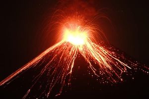 <p>Lava pijar Gunung Anak Krakatau terlihat dari perairan Selat Sunda, Kalianda, Lampung Selatan, Kamis, 19 Juli 2018. Sejak pukul Rabu sore hingga Kamis pagi (18-19 Juli), jumlah letusan tercatat mencapai 117 kali, yang disertai asap kawah dan lontaran batu. ANTARA FOTO/Elshinta</p>
