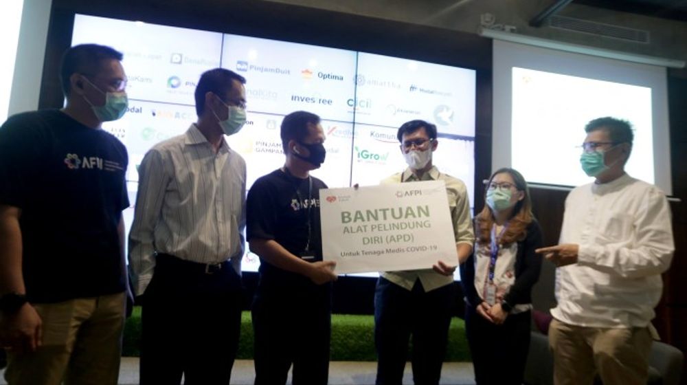 <p>Kepala Bidang Humas dan Kelembagaan AFPI, Tumbur Pardede (kiri), Wakil Ketua Umum AFPI, Sunu Widyatmoko (kedua kiri), Ketua Harian AFPI, Kuseryansyah (ketiga kiri) bersama perwakilan Dompet Dhuafa (tengah) serta CEO RupiahCepat, Yolanda Sunaryo (kedua kanan), dan CEO DanaRupiah, Entjik S. Djafar (kanan) saat menyerahkan secara simbolis donasi Alat Pelindung Diri (APD) kepada tenaga medis dalam penanganan kasus Covid-19 di Sekretariat AFPI di Jakarta, Selasa (31/3).</p>