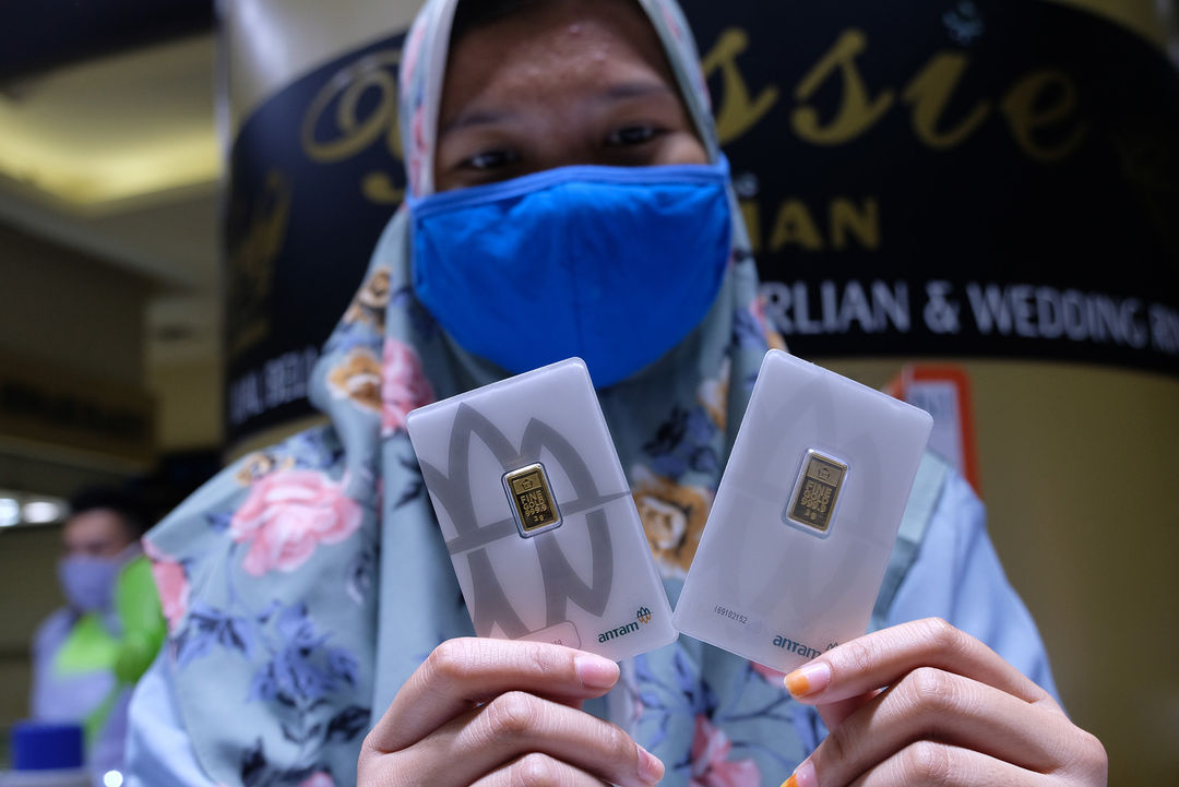 <p>Pramuniaga menunjukkan emas batangan di Cikini Gold Center, Jakarta, Rabu (8/4/2020). Harga emas 24 karat keluaran Logam Mulia PT Aneka Tambang Tbk (ANTM) turun Rp 17.000 per gram pada Rabu (8/4) berada di posisi Rp 946.000 per 1 Gram, setelah tembus rekor tertinggi sepanjang sejarah pada harga Rp 963.000 per 1 Gram pada Selasa (7/4). Foto: Ismail Pohan/TrenAsia</p>
