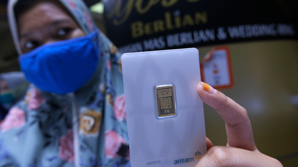 <p>Pramuniaga menunjukkan emas batangan di Cikini Gold Center, Jakarta, Rabu (8/4/2020). Harga emas 24 karat keluaran Logam Mulia PT Aneka Tambang Tbk (ANTM) turun Rp 17.000 per gram pada Rabu (8/4) berada di posisi Rp 946.000 per 1 Gram, setelah tembus rekor tertinggi sepanjang sejarah pada harga Rp 963.000 per 1 Gram pada Selasa (7/4). Foto: Ismail Pohan/TrenAsia</p>
