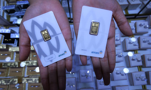 <p>Pramuniaga menunjukkan emas batangan di Cikini Gold Center, Jakarta, Rabu (8/4/2020). Harga emas 24 karat keluaran Logam Mulia PT Aneka Tambang Tbk (ANTM) turun Rp 17.000 per gram pada Rabu (8/4) berada di posisi Rp 946.000 per 1 Gram, setelah tembus rekor tertinggi sepanjang sejarah pada harga Rp 963.000 per 1 Gram pada Selasa (7/4). Foto: Ismail Pohan/TrenAsia</p>
