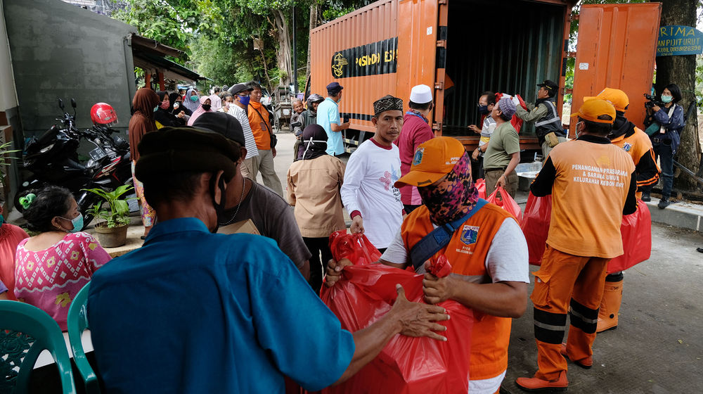 Kemensos membagikan sembako untuk warga terdampak COVID-19