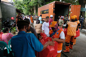 Kemensos membagikan sembako untuk warga terdampak COVID-19