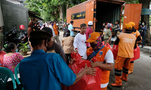 Kemensos membagikan sembako untuk warga terdampak COVID-19