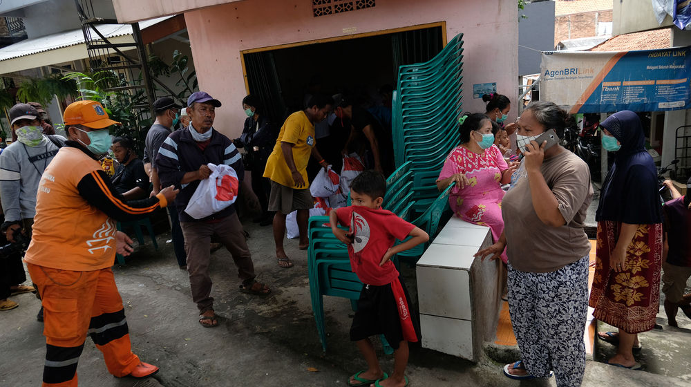 <p>Petugas menurunkan paket sembako dan makanan siap saji dari dalam truk untuk dibagikan kepada warga Kelurahan Kebon Baru, Tebet, Jakarta Selatan, Rabu (8/4/2020). Kementerian Sosial RI membagikan 200.000 paket sembako dan makanan siap saji kepada para warga terdampak virus Corona (COVID-19) di wilayah zona merah COVID-19 di DKI Jakarta. Pembagian paket sembako dan makanan siap saji ini dimaksudkan agar masyarakat menahan diri untuk tidak mudik yang dikhawatirkan berpotensi menyebarkan COVID-19 kepada lebih banyak orang. Foto: Ismail Pohan/Trenasia</p>
