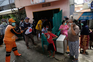 <p>Petugas menurunkan paket sembako dan makanan siap saji dari dalam truk untuk dibagikan kepada warga Kelurahan Kebon Baru, Tebet, Jakarta Selatan, Rabu (8/4/2020). Kementerian Sosial RI membagikan 200.000 paket sembako dan makanan siap saji kepada para warga terdampak virus Corona (COVID-19) di wilayah zona merah COVID-19 di DKI Jakarta. Pembagian paket sembako dan makanan siap saji ini dimaksudkan agar masyarakat menahan diri untuk tidak mudik yang dikhawatirkan berpotensi menyebarkan COVID-19 kepada lebih banyak orang. Foto: Ismail Pohan/Trenasia</p>