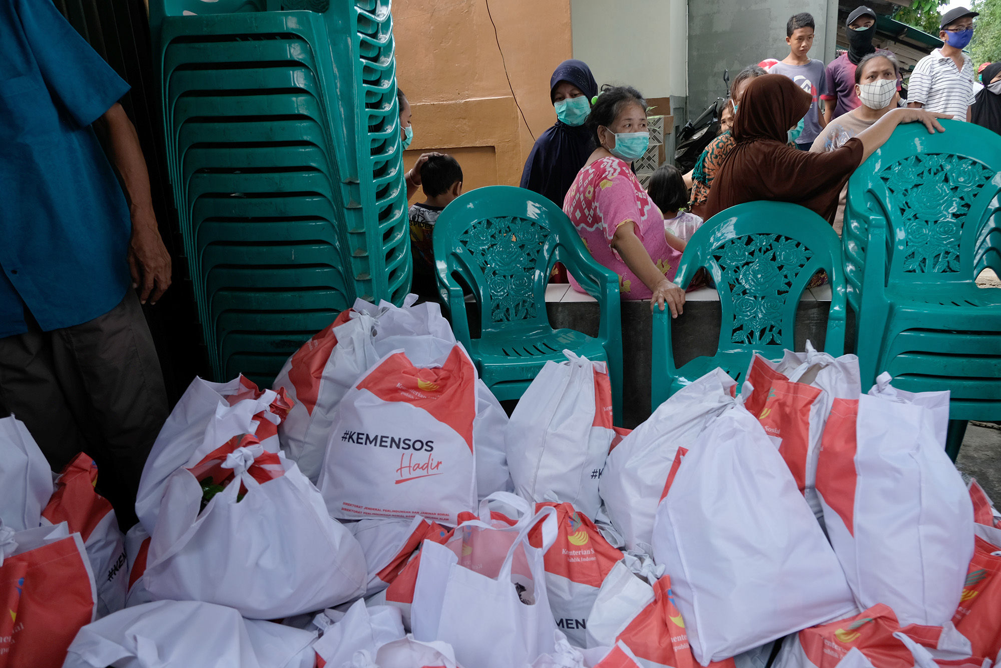 <p>Paket sembako dan makanan siap saji yang akan dibagikan kepada warga Kelurahan Kebon Baru, Tebet, Jakarta Selatan, Rabu (8/4/2020). Kementerian Sosial RI membagikan 200.000 paket sembako dan makanan siap saji kepada para warga terdampak virus Corona (COVID-19) di wilayah zona merah COVID-19 di DKI Jakarta. Pembagian paket sembako dan makanan siap saji ini dimaksudkan agar masyarakat menahan diri untuk tidak mudik yang dikhawatirkan berpotensi menyebarkan COVID-19 kepada lebih banyak orang. Foto: Ismail Pohan/Trenasia</p>
