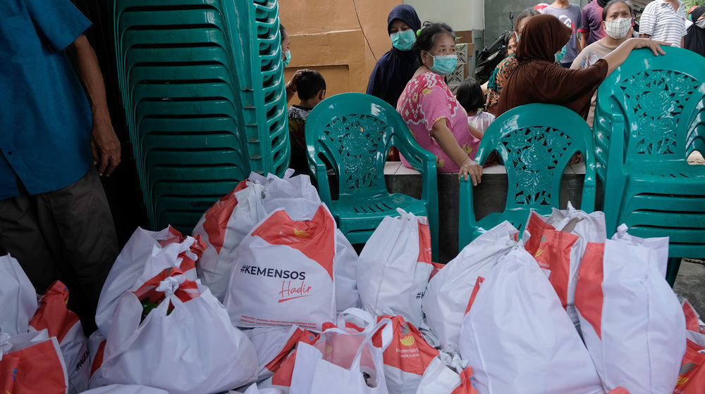 Kemensos membagikan sembako untuk warga terdampak COVID-19